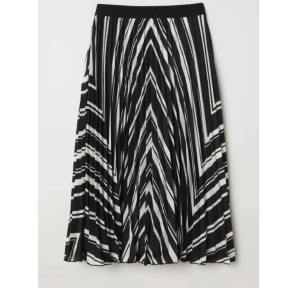 NWOT H&M Beautiful Black and White Midi Skirt in Size 0